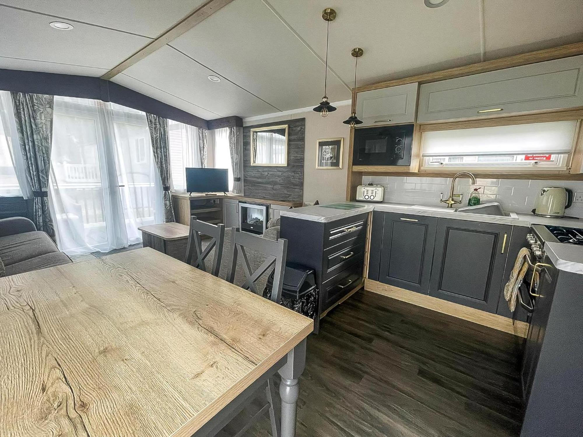 Modern Caravan At Caldecott Hall With Decking In Norfolk, Sleeps 8 Ref 91068c Great Yarmouth