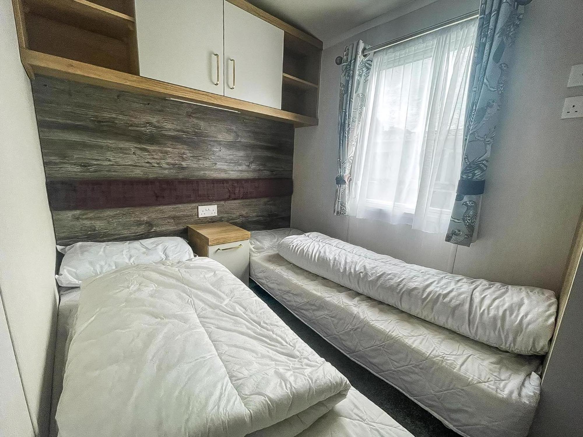 Modern Caravan At Caldecott Hall With Decking In Norfolk, Sleeps 8 Ref 91068c Campsite Great Yarmouth