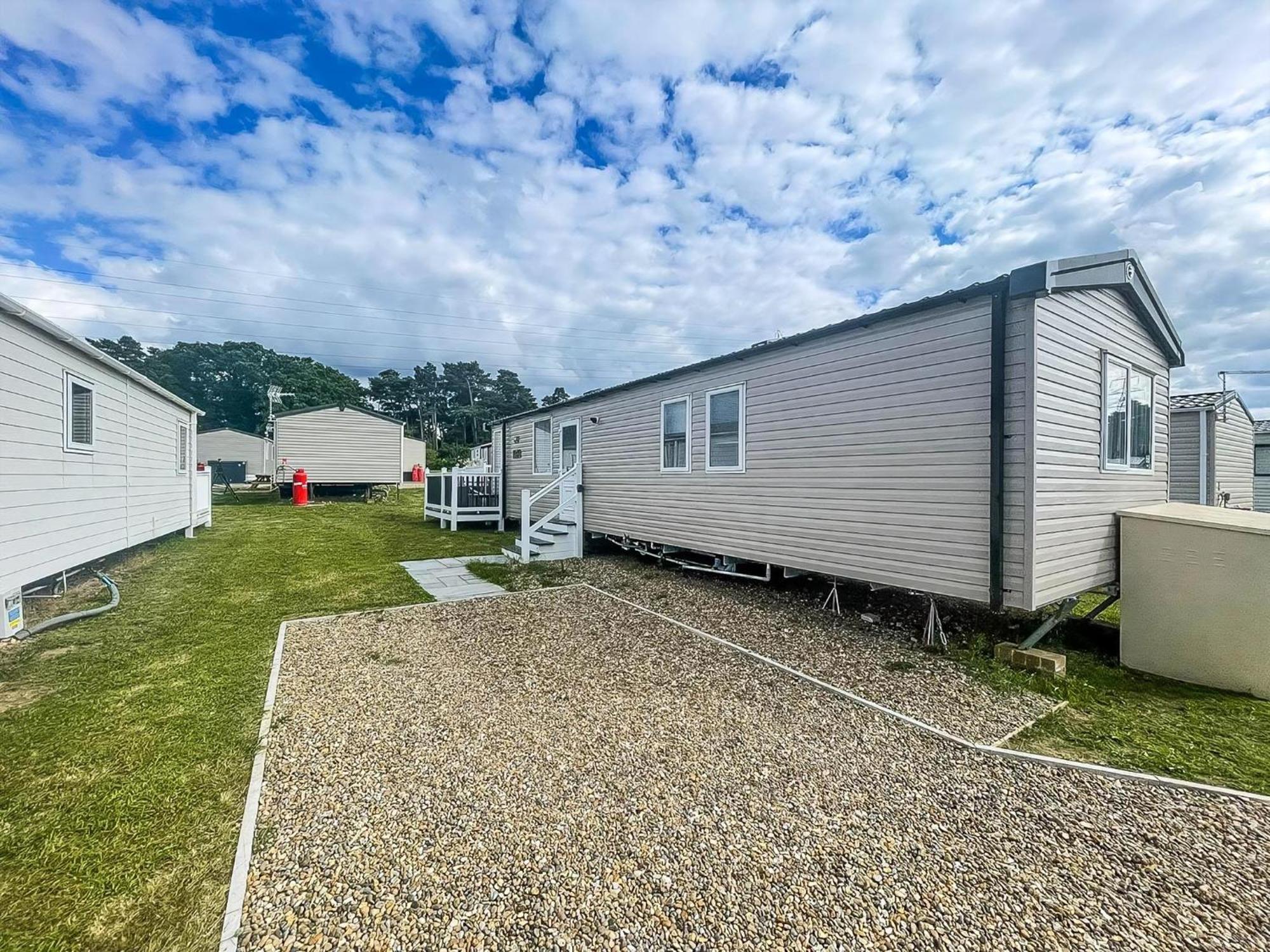 Campsite Modern Caravan At Caldecott Hall With Decking In Norfolk, Sleeps 8 Ref 91068c Great Yarmouth