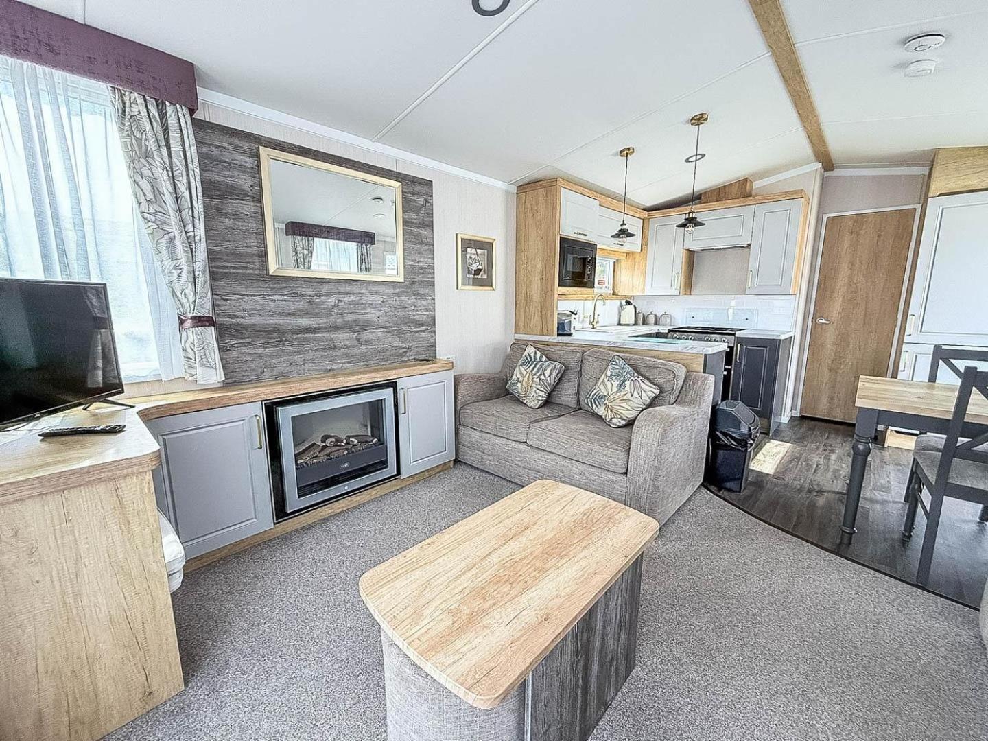 Modern Caravan At Caldecott Hall With Decking In Norfolk, Sleeps 8 Ref 91068c Campsite