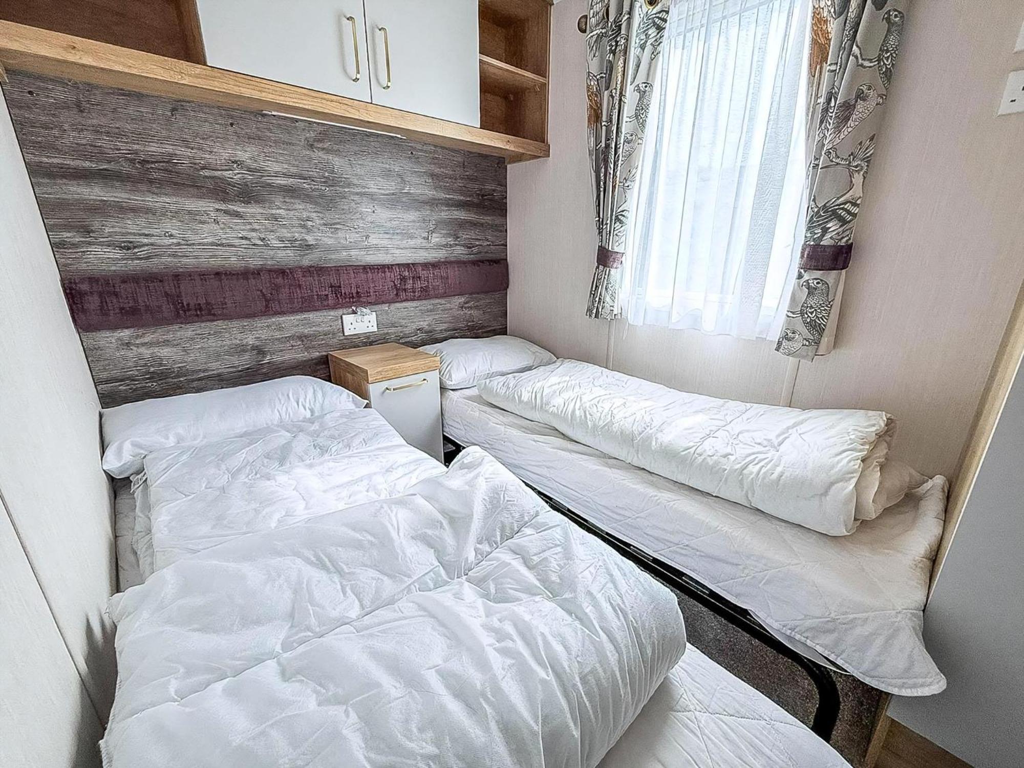 Modern Caravan At Caldecott Hall With Decking In Norfolk, Sleeps 8 Ref 91068c * Great Yarmouth