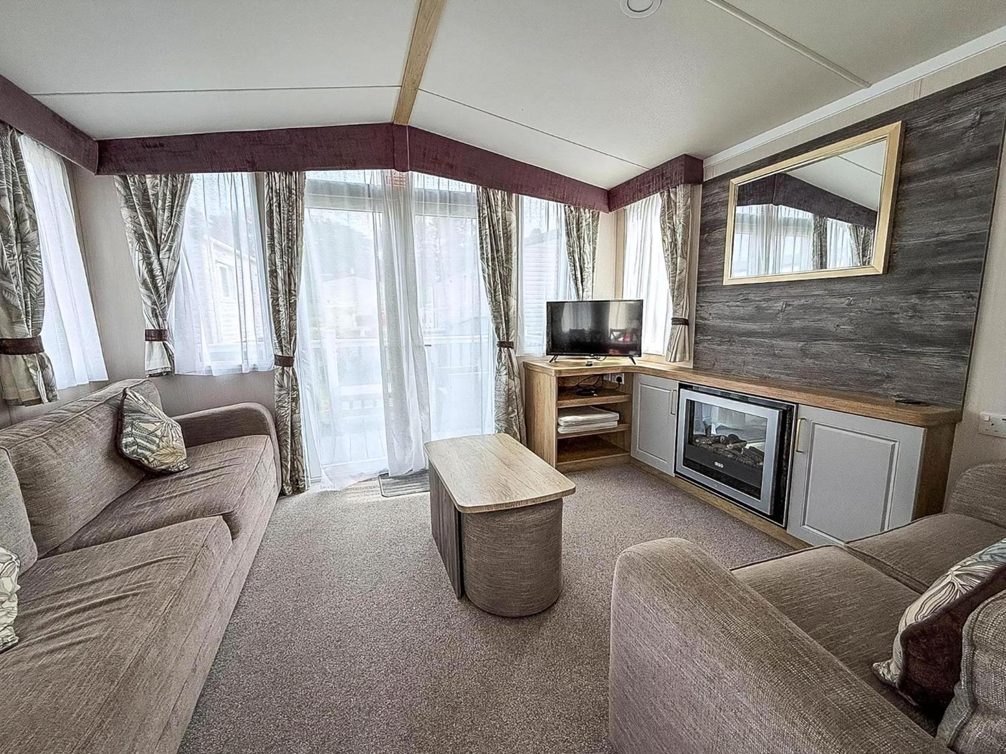 Campsite Modern Caravan At Caldecott Hall With Decking In Norfolk, Sleeps 8 Ref 91068c Great Yarmouth