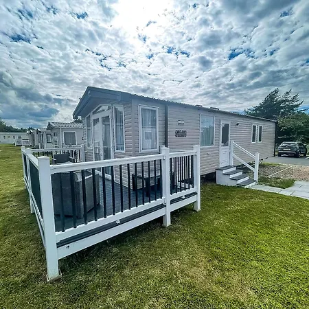 Modern Caravan At Caldecott Hall With Decking In Norfolk, Sleeps 8 Ref 91068C Great Yarmouth Exterior photo