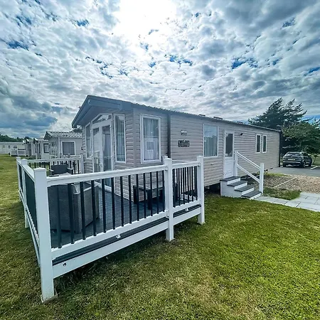 Modern Caravan At Caldecott Hall With Decking In Norfolk, Sleeps 8 Ref 91068C Great Yarmouth Exterior photo
