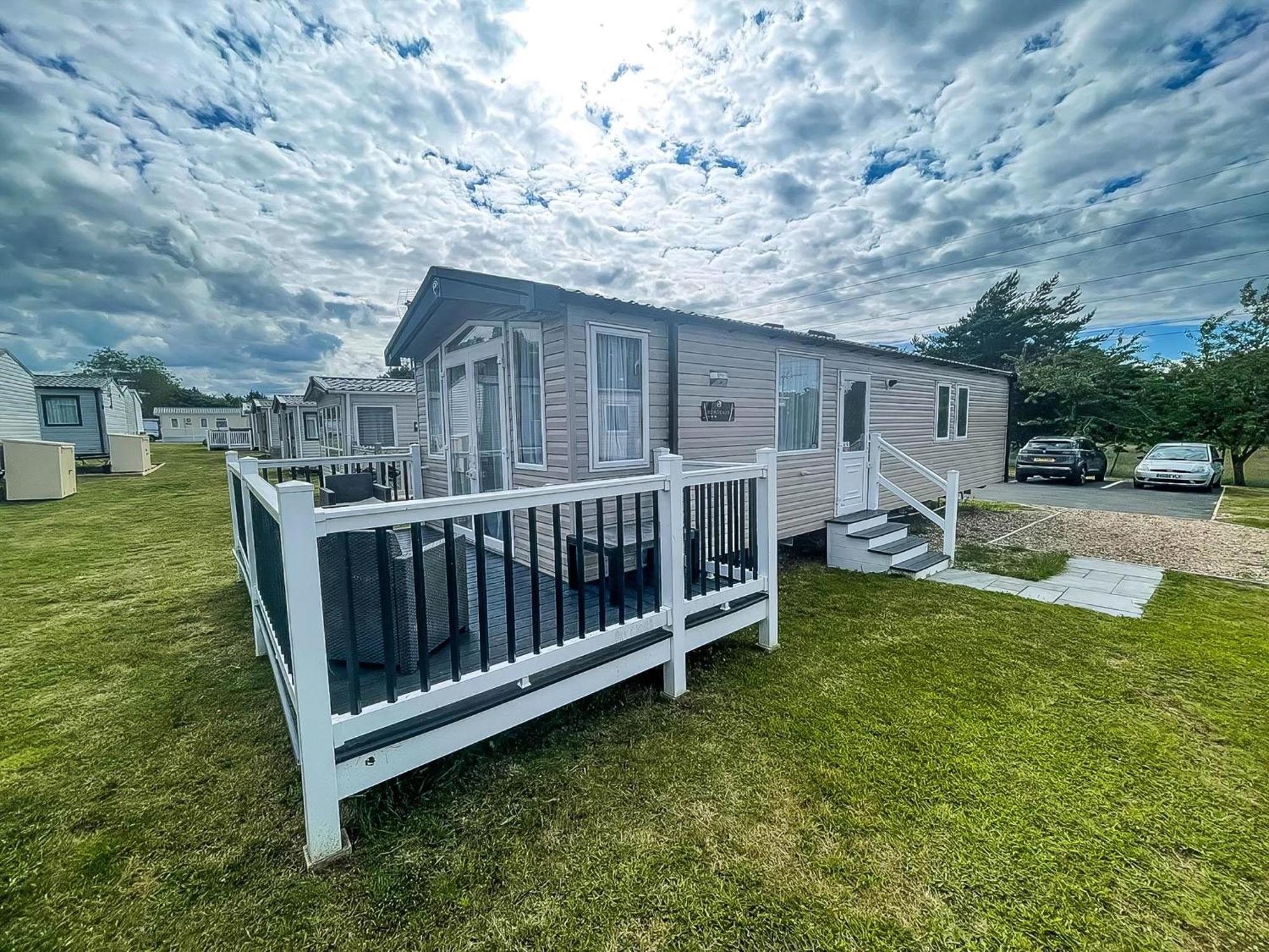 Parque de Campismo Modern Caravan At Caldecott Hall With Decking In Norfolk, Sleeps 8 Ref 91068c
