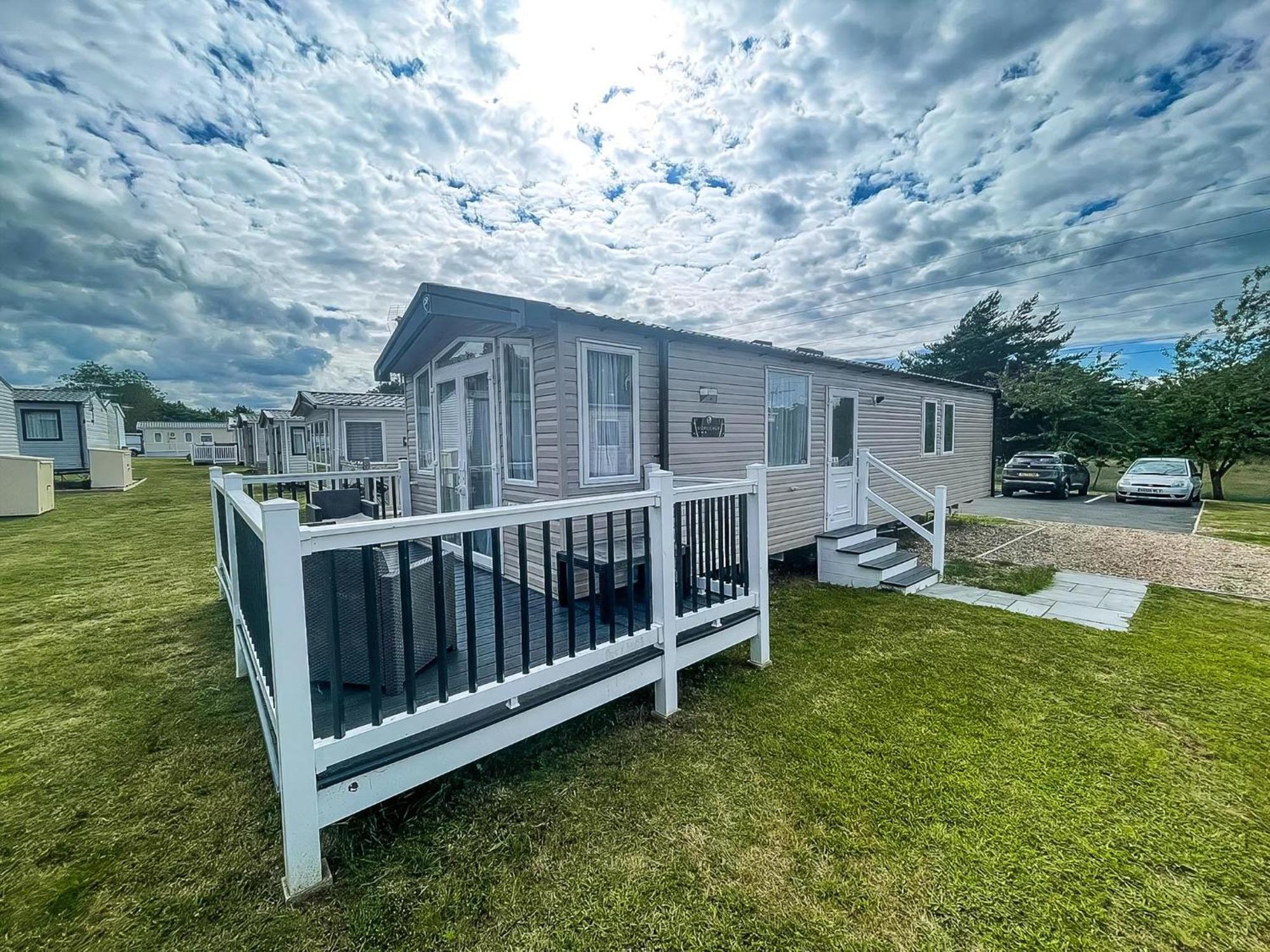 Modern Caravan At Caldecott Hall With Decking In Norfolk, Sleeps 8 Ref 91068c Parque de Campismo