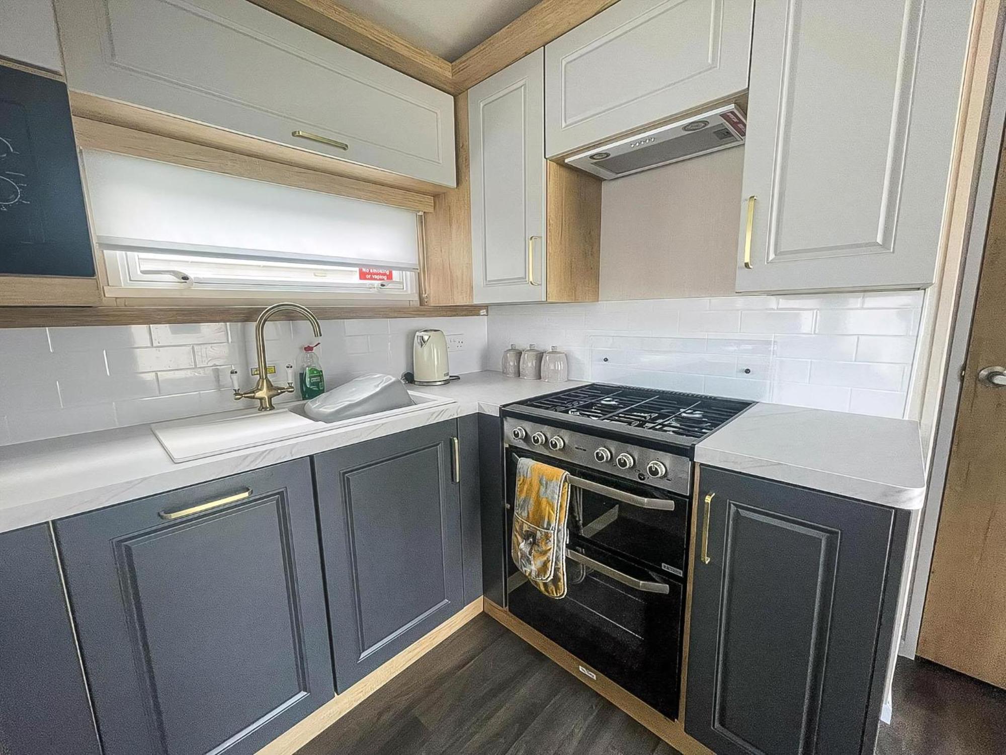 Parque de Campismo Modern Caravan At Caldecott Hall With Decking In Norfolk, Sleeps 8 Ref 91068c