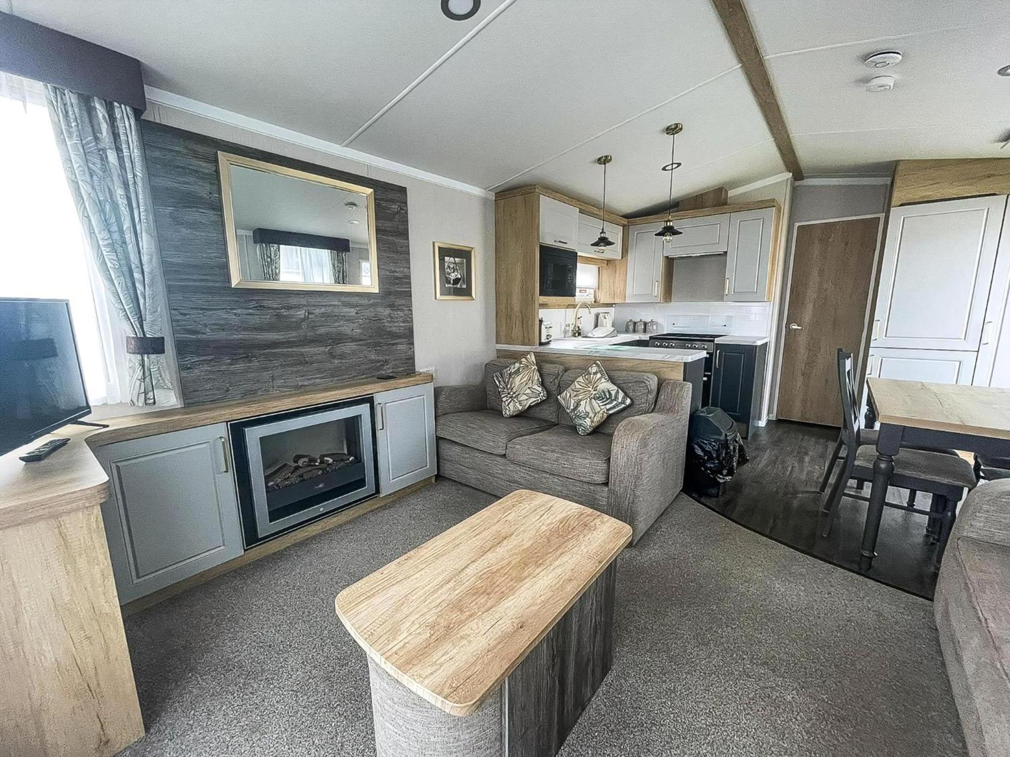 Campingplatz Modern Caravan At Caldecott Hall With Decking In Norfolk, Sleeps 8 Ref 91068c *
