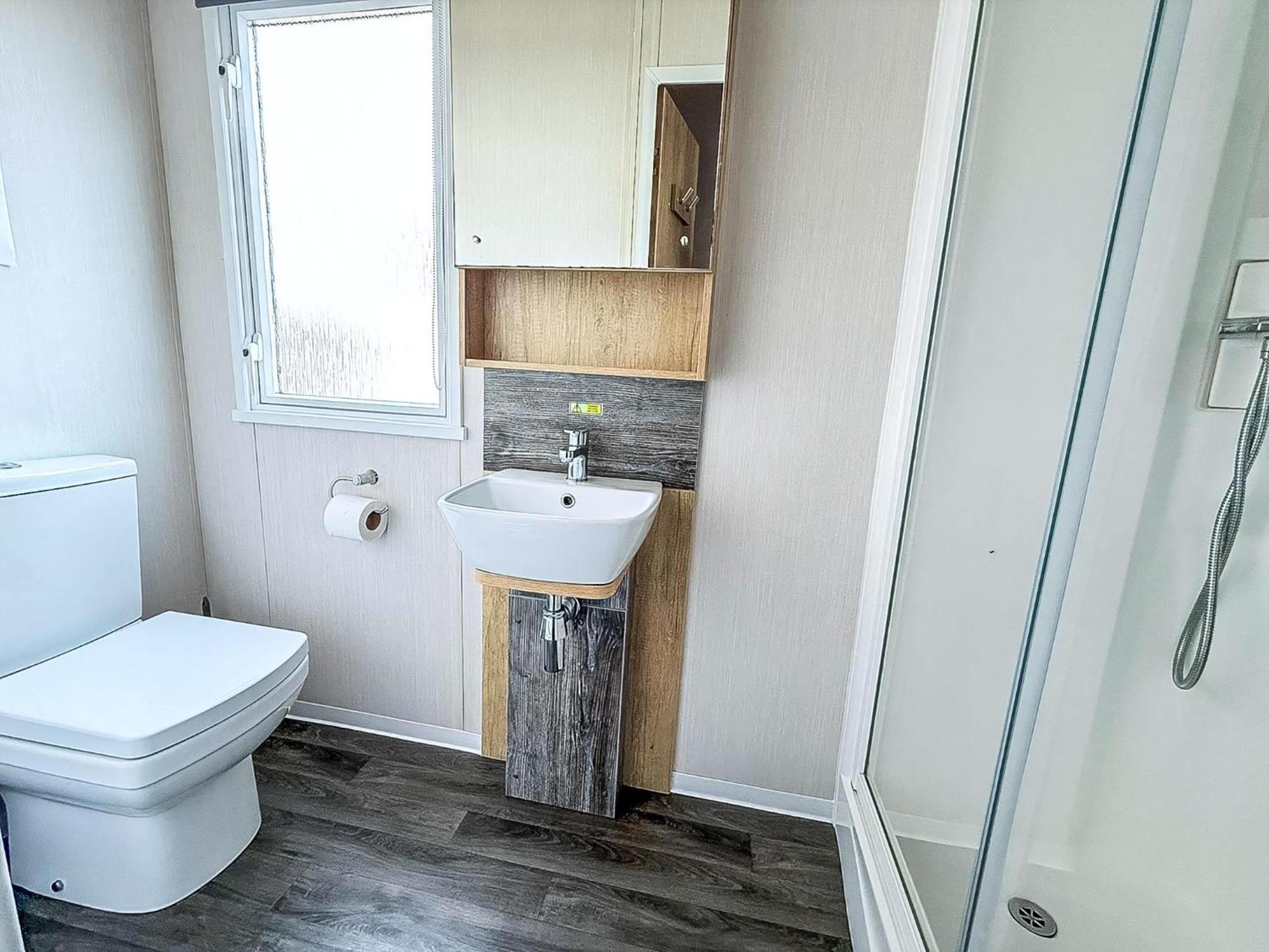 Modern Caravan At Caldecott Hall With Decking In Norfolk, Sleeps 8 Ref 91068c Parque de Campismo *