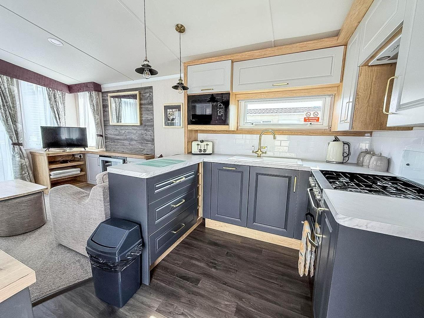 Modern Caravan At Caldecott Hall With Decking In Norfolk, Sleeps 8 Ref 91068c Great Yarmouth