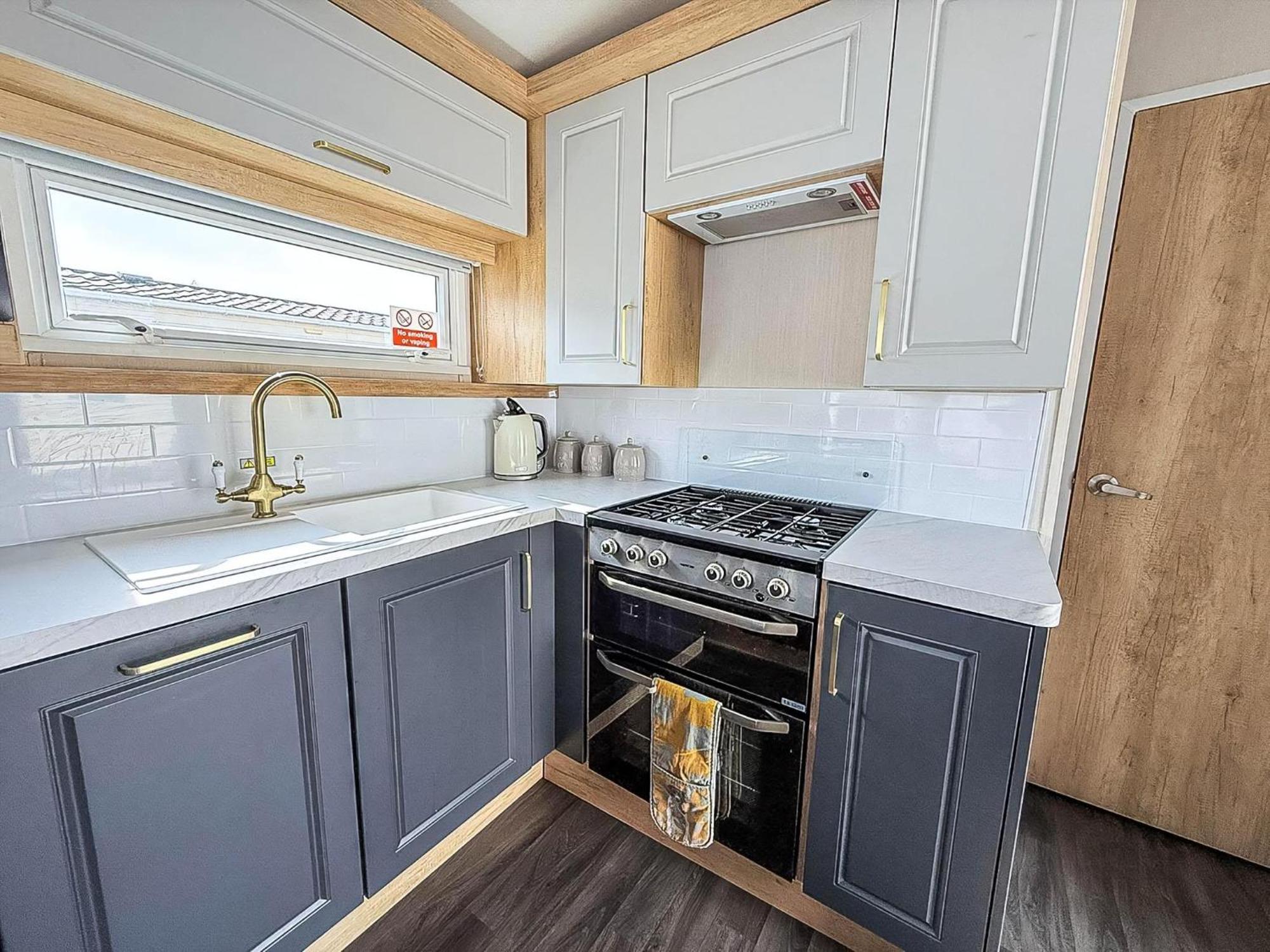Modern Caravan At Caldecott Hall With Decking In Norfolk, Sleeps 8 Ref 91068c * Great Yarmouth